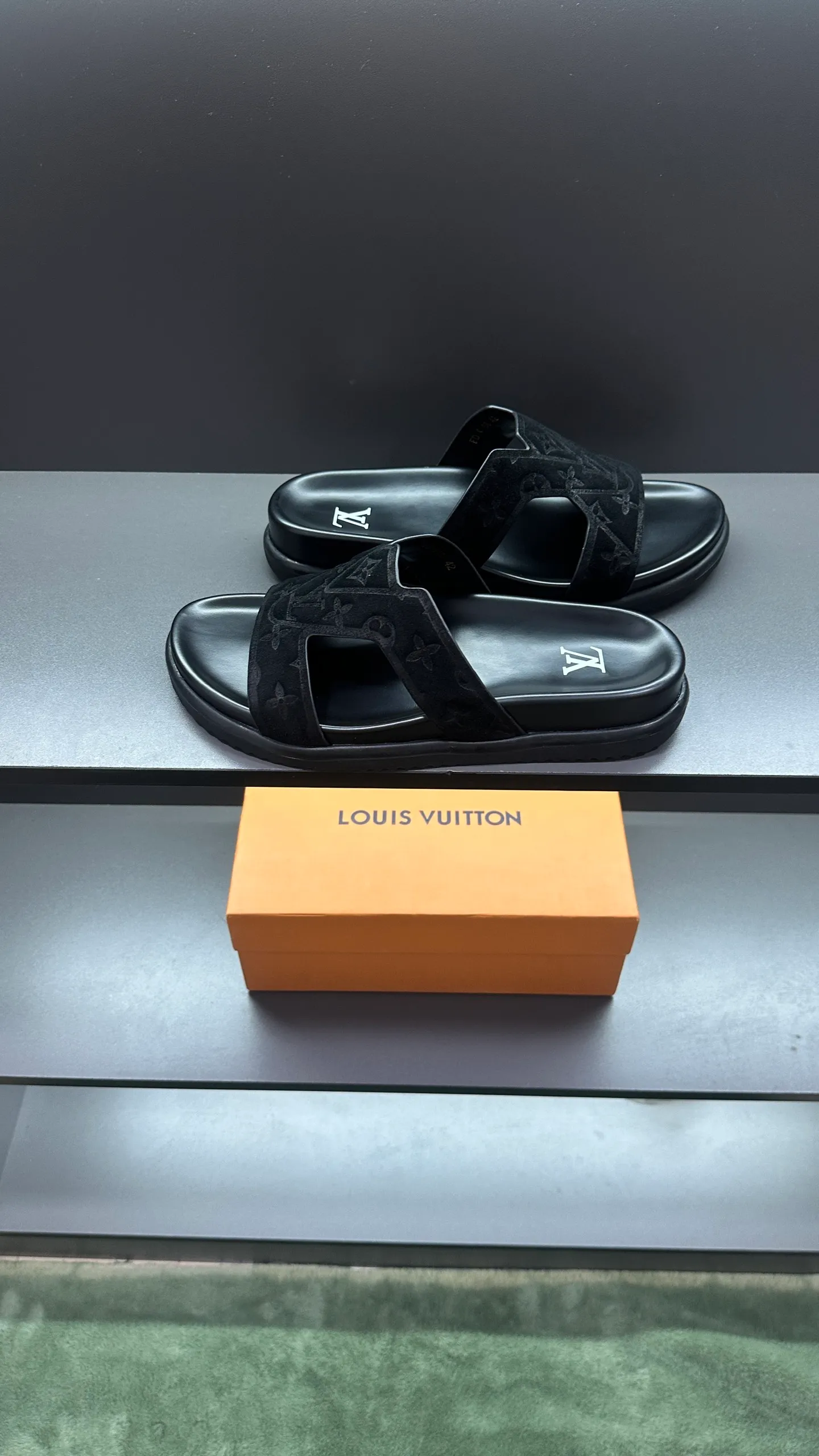 P320 🔍LV Men's Spring and Summer Slippers Counter Synchronization. The uppers are imported cowhide fabric from Italy, with logo graphics and high-quality craftsmanship. The soles are: original soles specially provided by the original factory. The exclusive movable molded soles are super comfortable. The original factory follows the order. 🔍🔍High quality. You can enter and leave the counter at will. Welcome to compare. Code number 38-45 No. 058